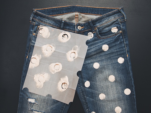 8_DIY_Dotted_Jeans_Paint